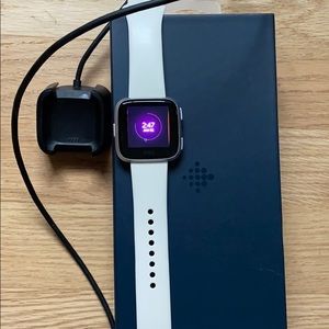 🏋🏼‍♀️ fitbit versa + 10 small bands 🏃🏽‍♀️